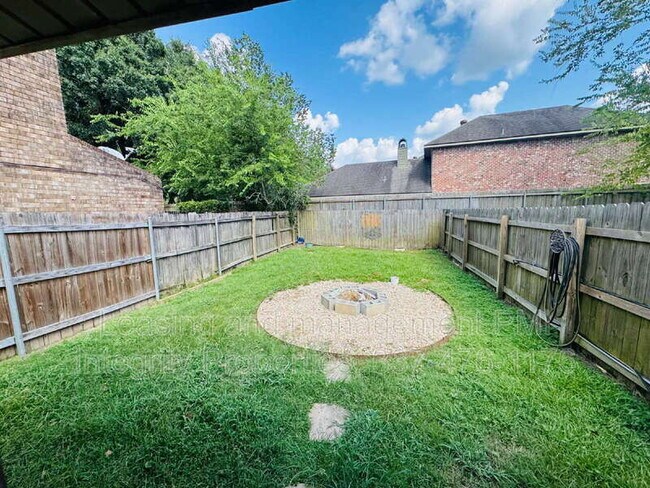 Building Photo - 2343 Robley Dr