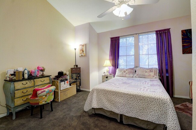 Building Photo - Updated 2 Bed/2.5 Bath Townhome in Great W...