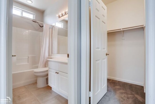 Building Photo - Impeccably Designed 4Bdm 4Ba Home in Desir...