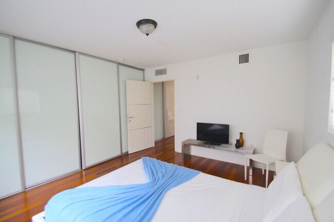 Building Photo - Beautiful garden unit with 1bed/1bath in t...