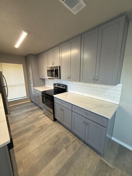 Building Photo - 1616 St James Dr