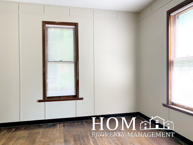 Building Photo - 127 Center St