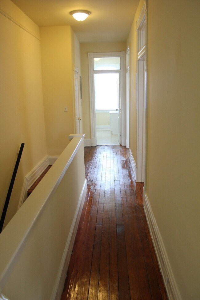 Building Photo - Spacious four bedroom, two full bath Fan/VCU area home. Available in August.
