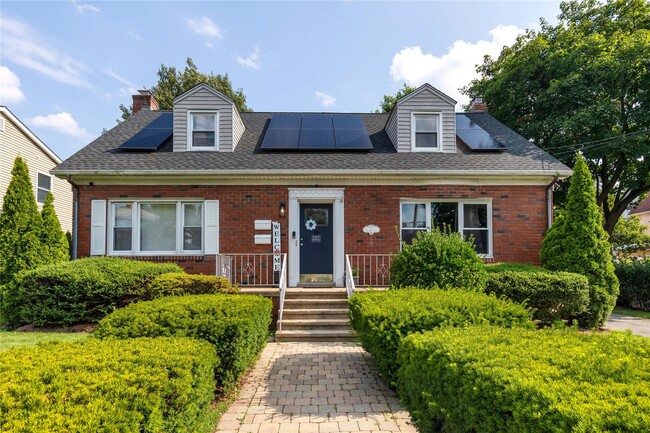 Primary Photo - 11 Holland St