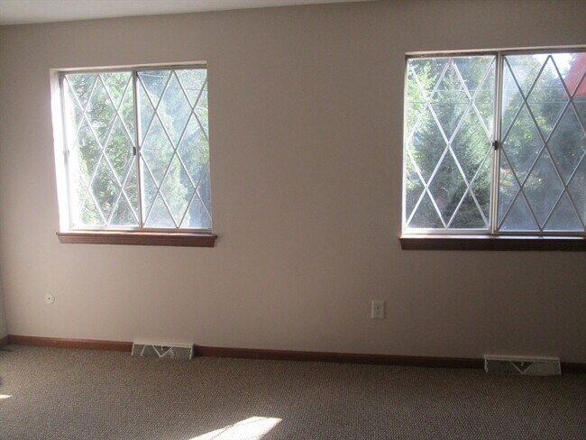 Building Photo - 108 Clark St