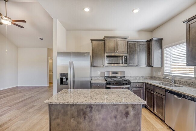 Building Photo - 421 Mustang Trot Dr