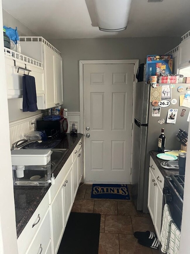 Building Photo - Available 6/9. Great 2 BR/1 BA Apartment A...
