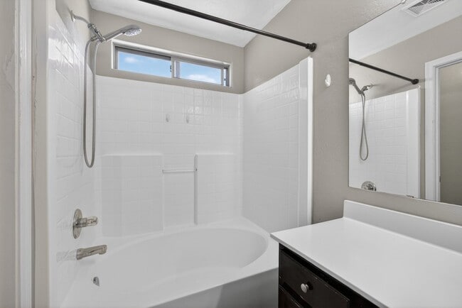 Building Photo - Updated House in Chandler Community