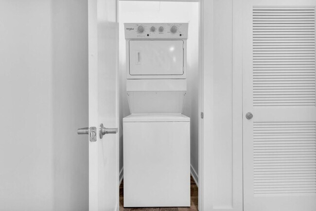 Building Photo - STUNNING MIDTOWN 2BED 2BATH