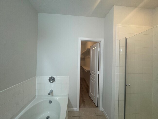 Building Photo - 8107 Gran Villa Dr
