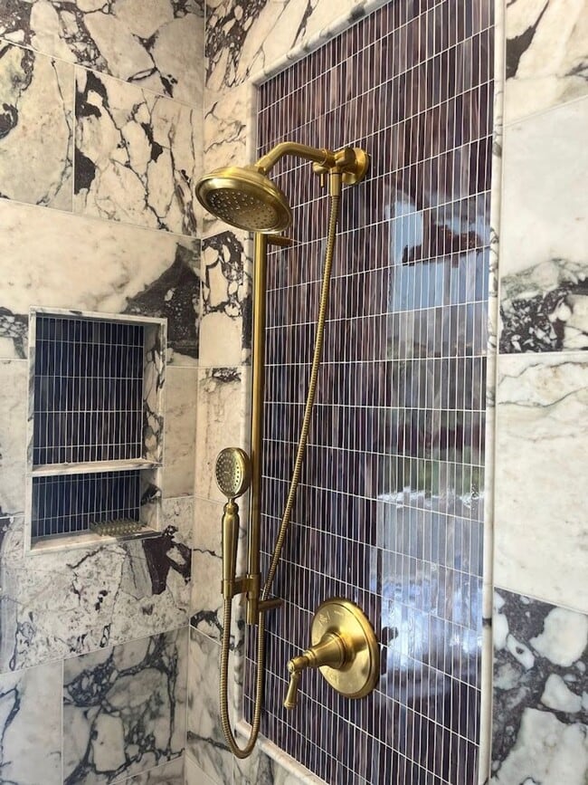 Building Photo - Available for lease May-September 2026. Stunning Fully-Furnished 3 BR/2.5 BA Available in the Hea...