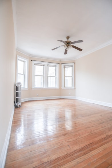 Primary Photo - 3950 W Roscoe St