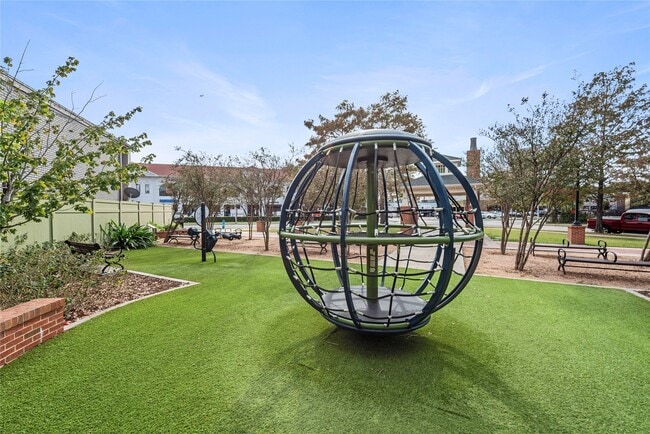 Building Photo - 615 Pacific St