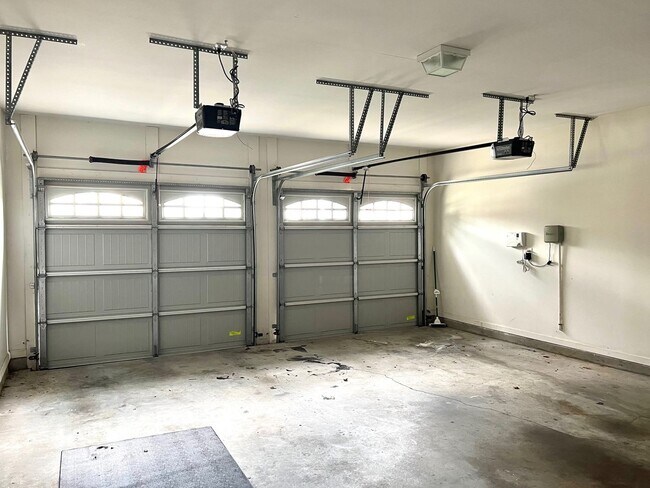 Building Photo - Large 4 Bedroom 2.5 Bath Home