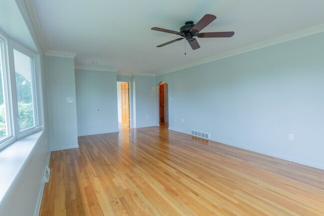 Building Photo - 4 Bed, 3, Bath Single Family Home in Ranson, WV