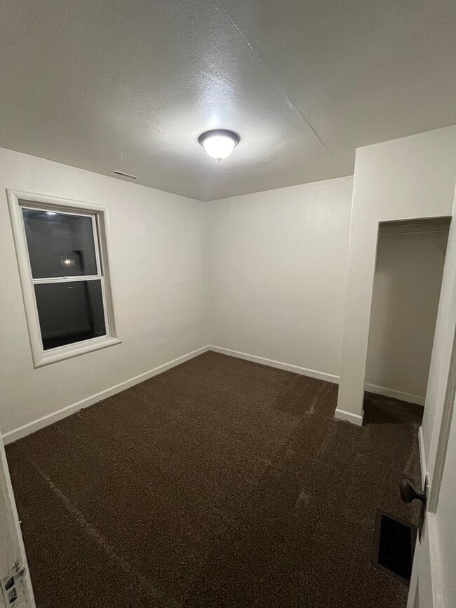 Building Photo - 2 bedroom home available in Machesney Park