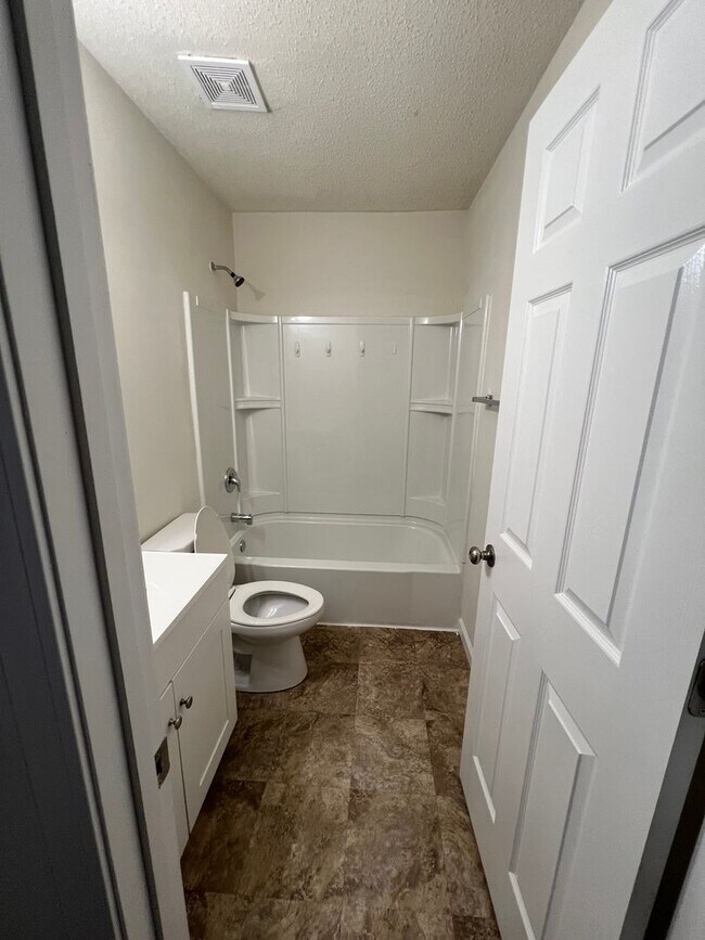 Building Photo - Spacious 4 bedroom Home conveniently locat...