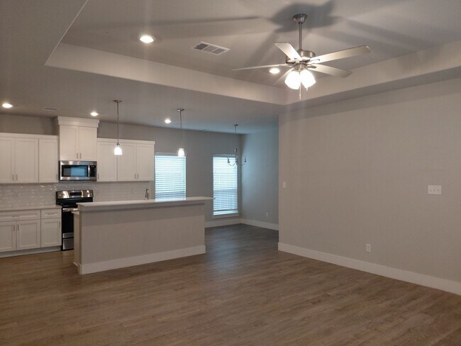 Building Photo - 3/2/2 - GODLEY - COMMUTER Friendly
