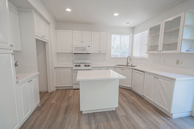 Building Photo - Charming 3-Bedroom Home with Large Loft or Alternate 4th Bedroom!