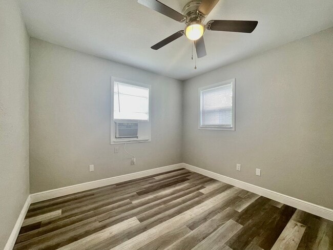 Building Photo - 2 Bedroom - New & Improved - Centrally Loc...