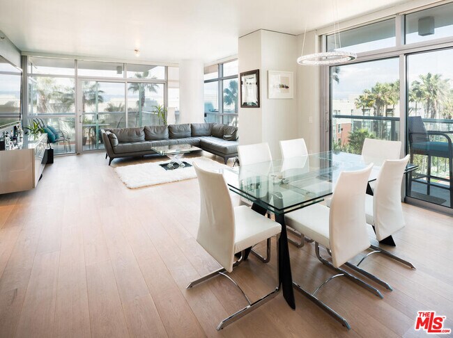 Building Photo - 13650 Marina Pointe Dr