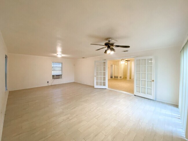 Building Photo - LOVELY ONE STORY 3/2 LOCATED NEAR UTSA!