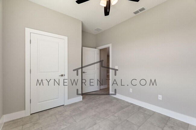 Building Photo - Deposit-Free! Get $1,000 OFF your first mo...