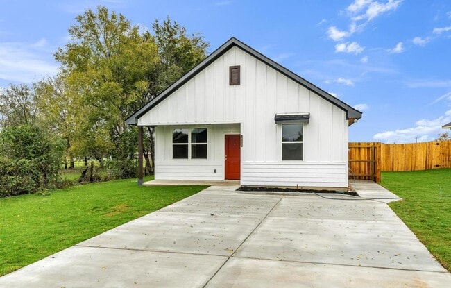 Building Photo - 309 W Martin LutherKing Dr