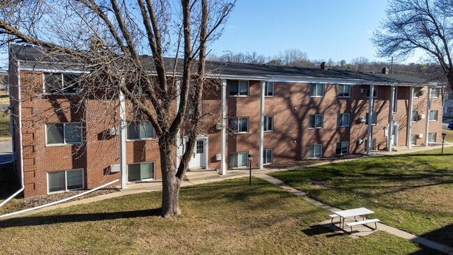 Building Photo - Colonial Apartments