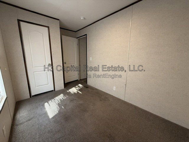 Building Photo - 523 Lone Robin St