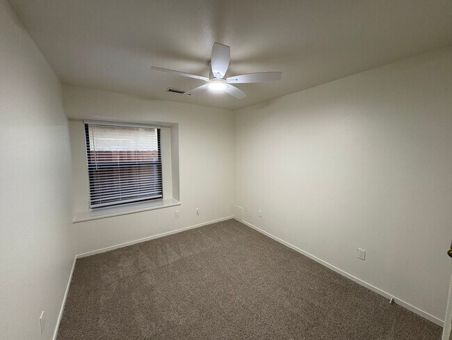 Building Photo - SW Visalia Home Available Now!