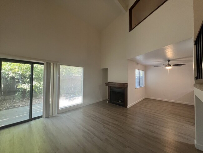 Building Photo - Beautiful Condo in Villa Del Sol – 2 Beds,...