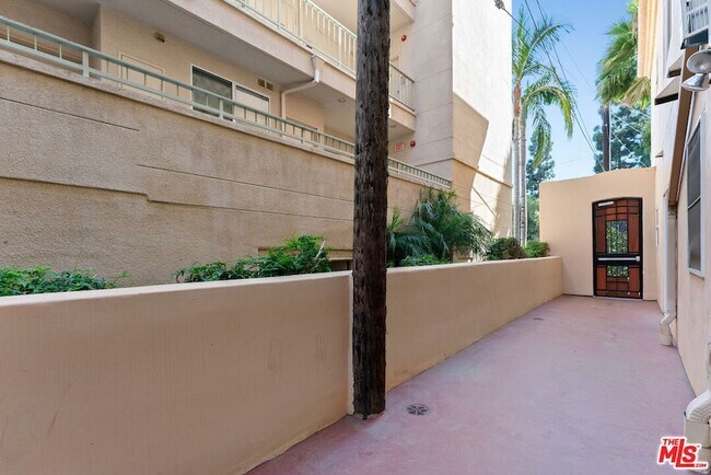 Building Photo - 16123 Sunset Blvd