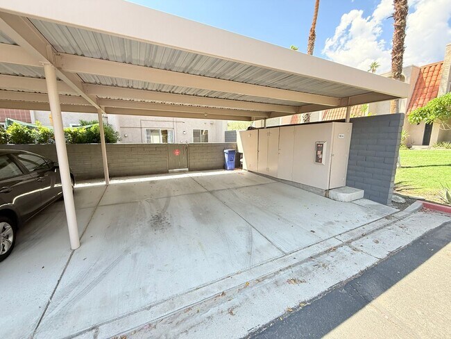 Building Photo - Spacious 3-Bedroom Condo in the Indian Can...