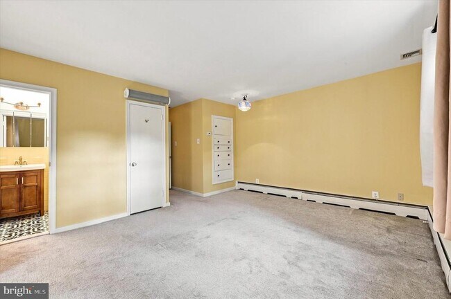 Building Photo - 840 Delmont Dr