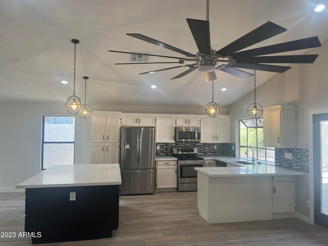 Building Photo - 1733 N La Rosa Dr