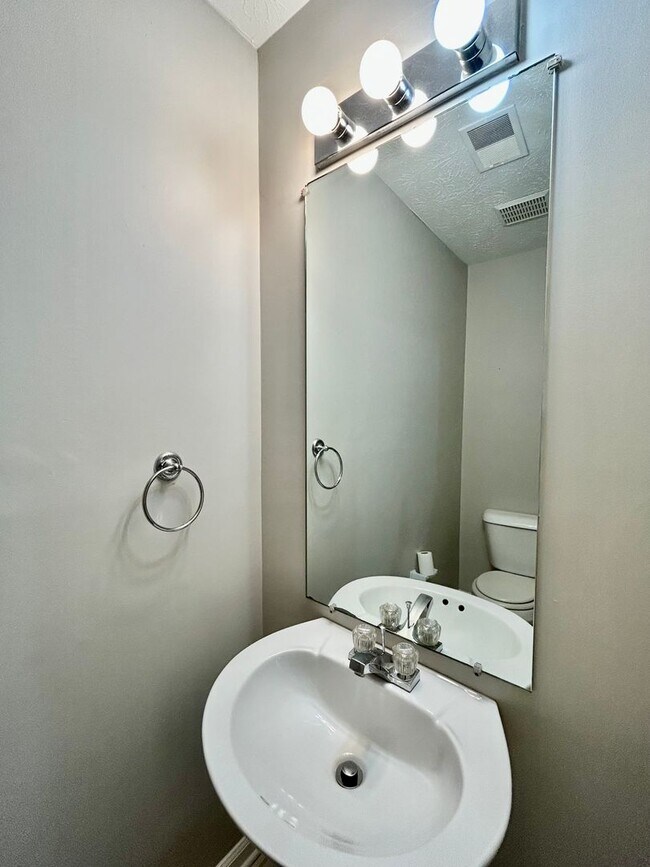 Building Photo - 2 Bed 1.5 Bath Pay ONLY Electric!