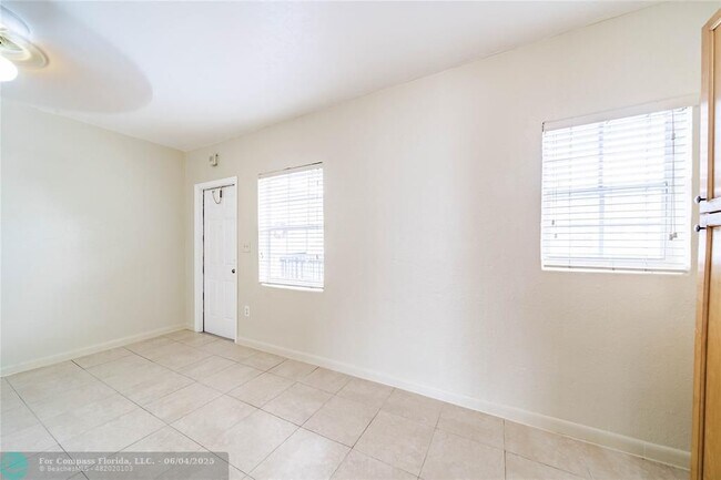 Building Photo - 3615 Thomas Ave
