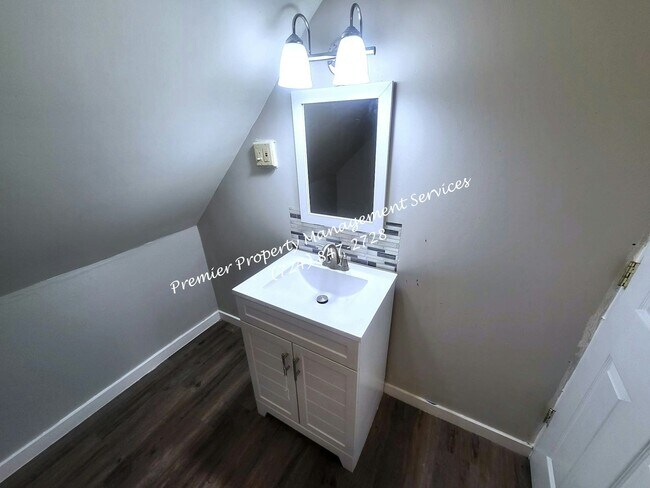 Building Photo - 345 Iroquois Pl