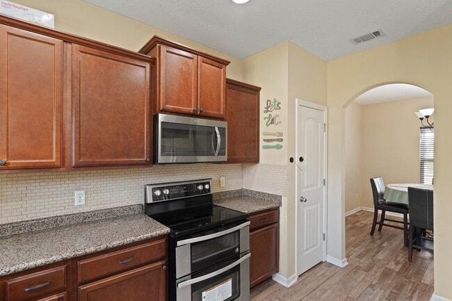 Building Photo - 966 Mustang Ln NE