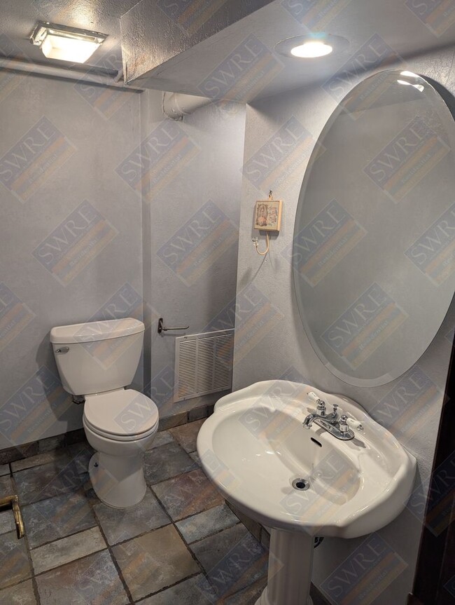 Building Photo - 2 Harding Ct