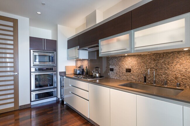 Building Photo - BEAUTIFUL WALDORF ASTORIA UNIT ON THE 34TH FLOOR!