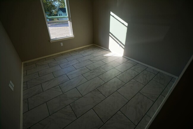 Building Photo - Completely Remodeled Like New 3 Bed 2 Bath...