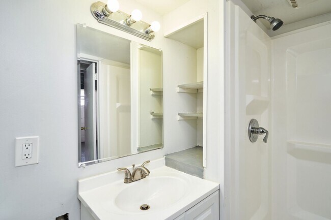 Building Photo - Renovated 3 bedroom 2 Bath home in Goodyea...