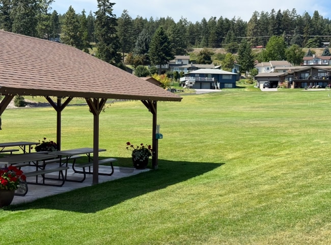 Building Photo - Beautiful Lakeside Home