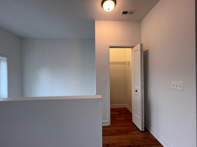 Building Photo - 226 W 24th St