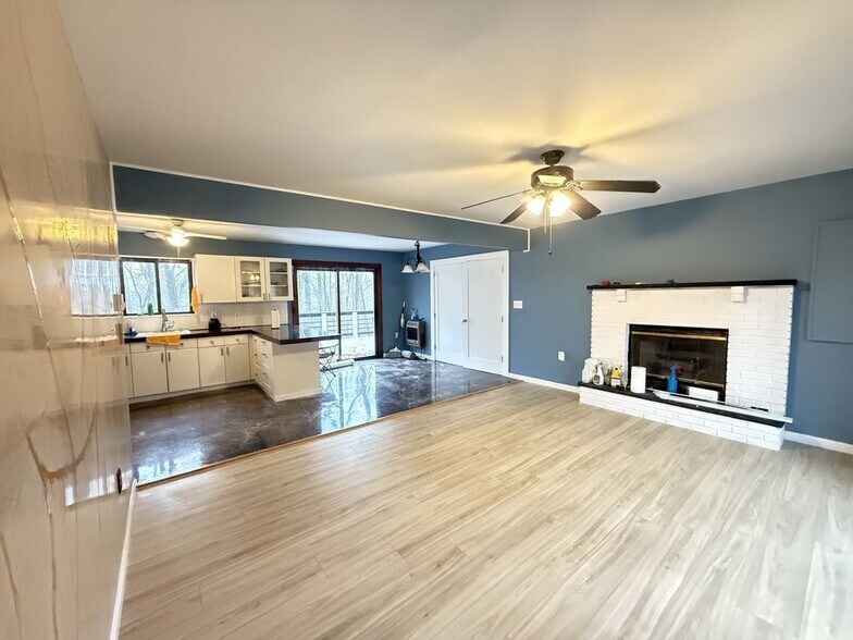 Building Photo - 1049 Alpine Dr