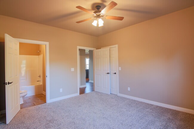 Building Photo - 374 Big Station Camp Blvd