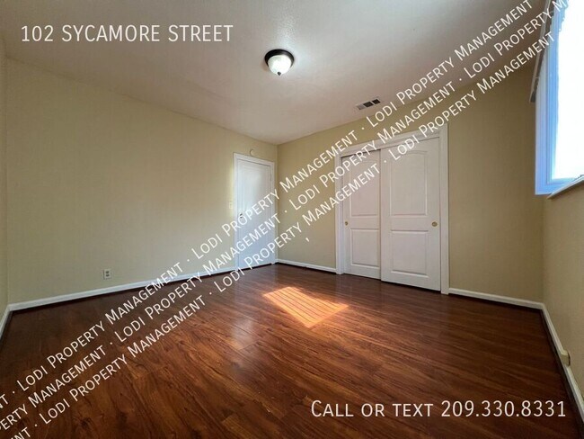 Building Photo - 102 Sycamore St