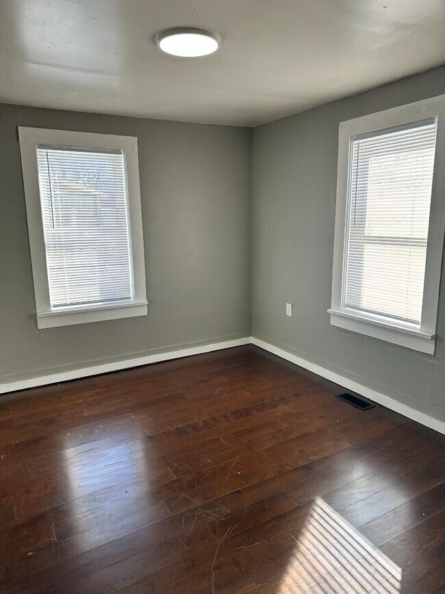 Building Photo - 611 School Ave